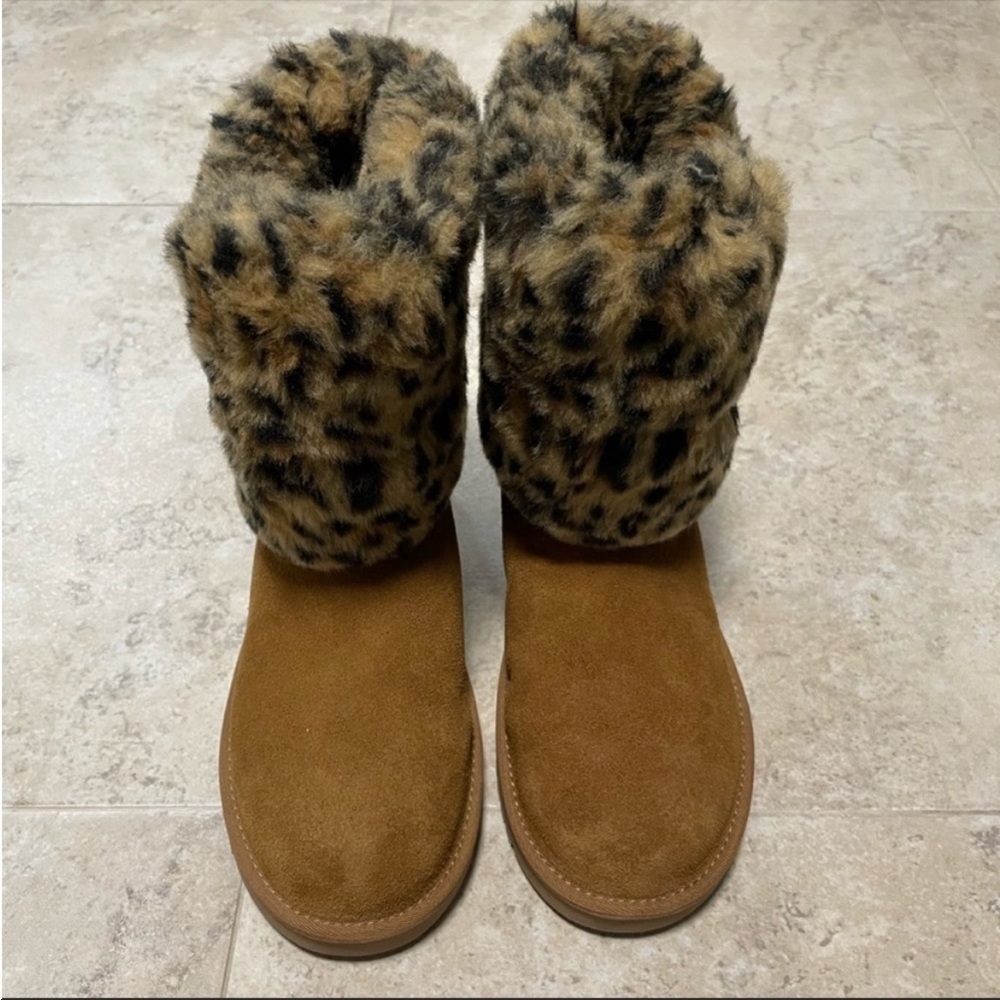 NWOT Koolaburra by UGG Dezi short cheeta sherpa lining boots. Size 6.